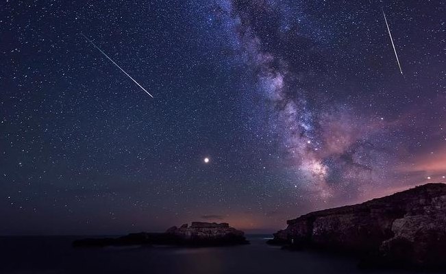 水瓶座流星雨(水瓶座流星雨空降，星空美景，浪漫来袭！)