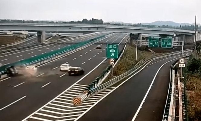 车辆在高速公路匝道上可以停车（汽车在高速公路匝道上可以停车）