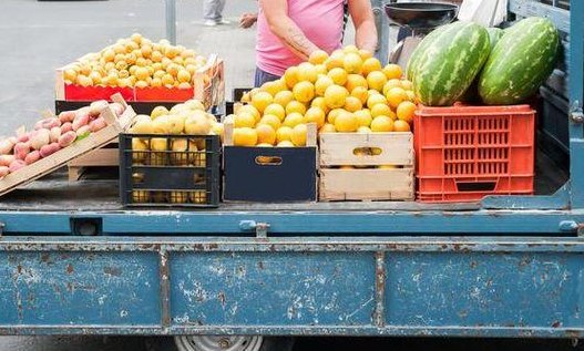 三轮车卖水果一天利润（新手卖水果怎么起步）